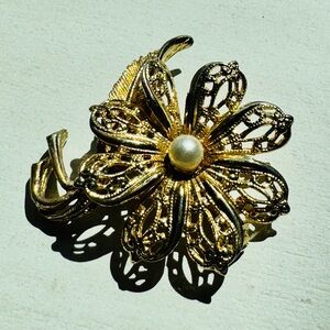 Vintage Gold Floral Brooch Pearl accent Garden party jewelry summer accessories